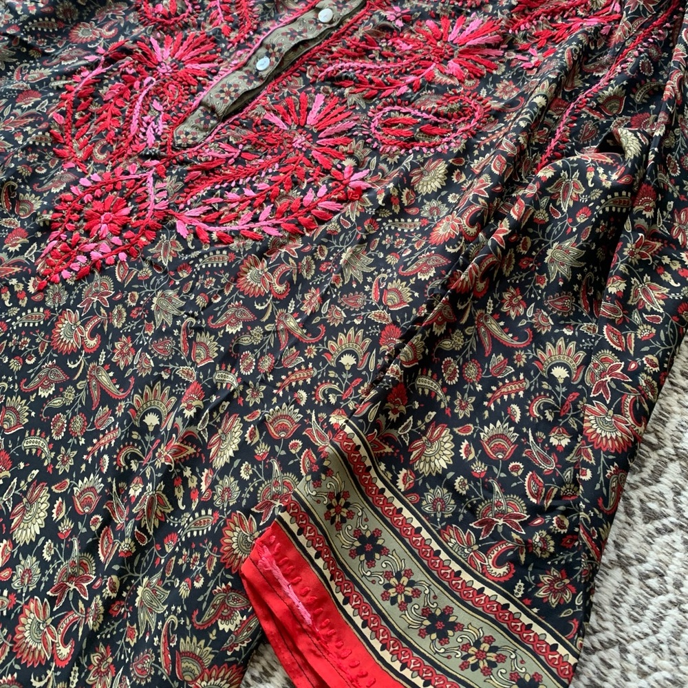 Indu embroided silk blouse. - Picture 6 of 9
